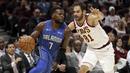Pebasket Cleveland Cavaliers, Jose Calderon, berusaha menghalau pebasket Orlando Magic, Shelvin Mack, pada laga NBA di Quicken Loans Arena, Ohio, Sabtu (21/10/2017). Cleveland Cavaliers kalah 93-114 dari Orlando Magic. (AP Photo/Tony Dejak)