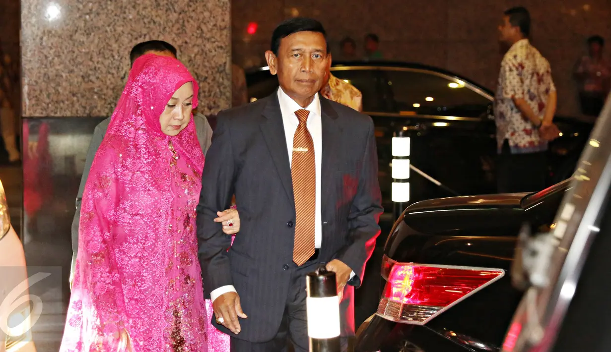 Ketum Hanura Wiranto tampak menghadiri acara resepsi pernikahan Dwina Michaella, putri Ketua DPR, Setya Novanto yang berlangsung di Hotel Mulia, Senayan, Jakarta, Jumat (4/12). (Liputan6.com/Immanuel Antonius)