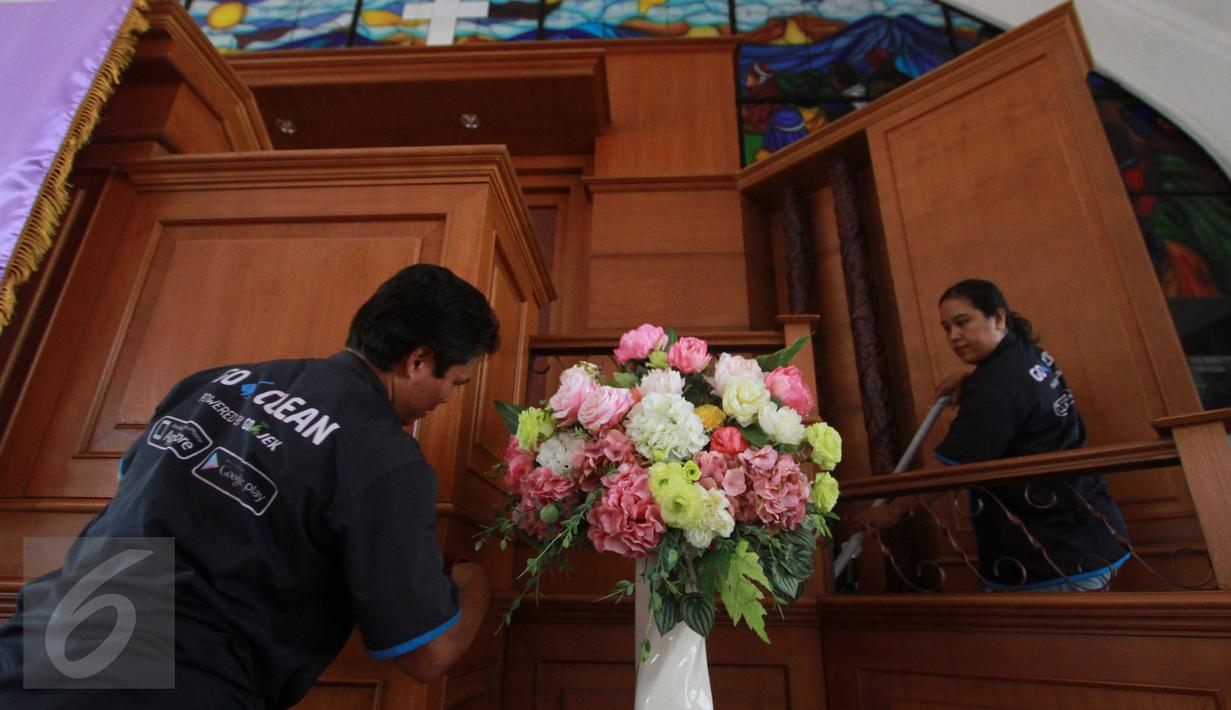 Petugas GO-CLEAN membersihkan ruang ibadah di GPIB Effatha di kawasan Melawai Jakarta Selatan, Rabu (21/12). Kegiatan ini merupakan rangkaian dari program #NatalanNyaman Bersama GO-CLEAN. (Liputan6.com/Fery Pradolo)