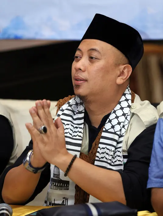 "Biar dia tahu apa yang dikerjakan oleh bapaknya, bahwa hampir di sepuluh tahun ini kita kerja buat konser-konser untuk Palestina, untuk bencana, untuk pembangunan masjid-masjid, sekolah-sekolah," ujar Opick. (Deki Prayoga/Bintang.com)