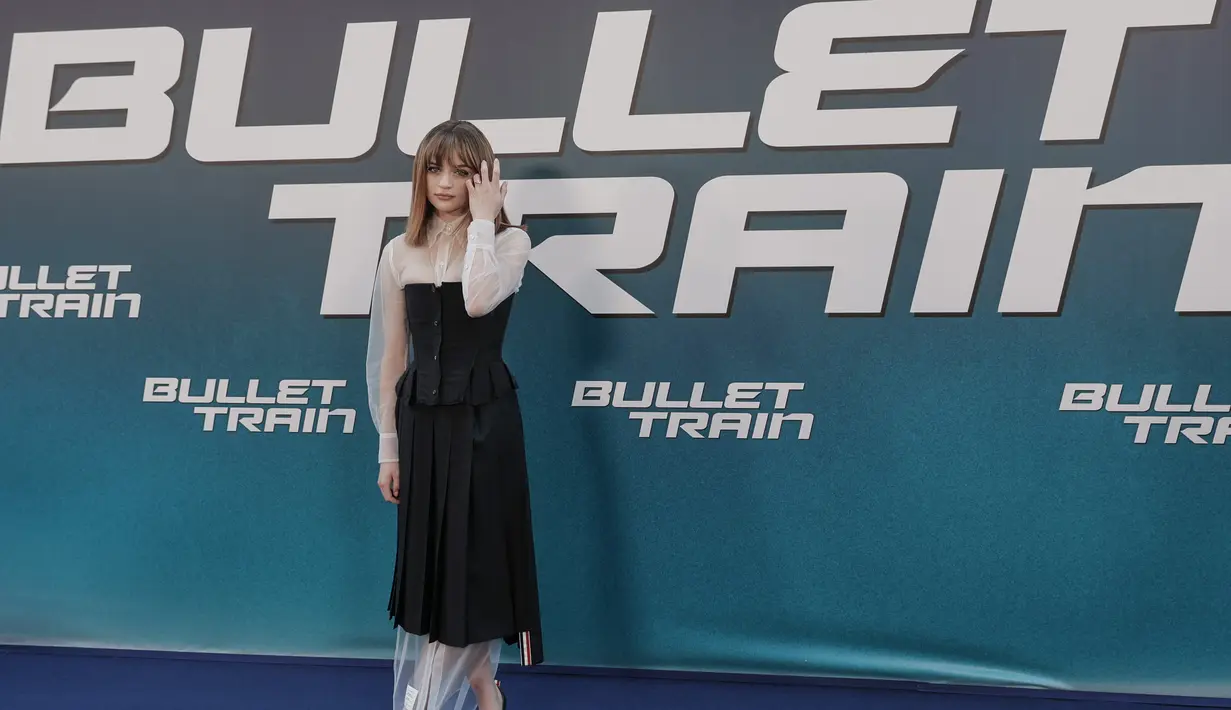 Aktris Joey King marapikan rambutnya saat berpose selama preview film (Bullet Train) di Paris (18/7/2022).  Bullet Train adalah film aksi cerita seru Amerika Serikat tahun 2022 yang membikin penasaran para penonton. Bullet Train dijadwalkan akan dirilis di Amerika Serikat pada 5 Agustus 2022 oleh Sony Pictures Releasing. (AFP/Christophe Archambault)