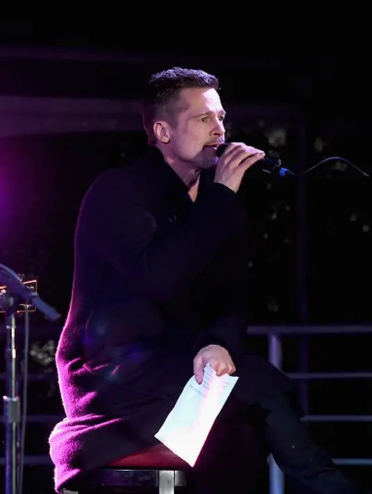 Belakangan ini, dikabarkan Pitt telah kembali berkumpul lagi bersama keenam anak bahkan mantan istrinya, Jolie. Sempat melewati perdebatan yang cukup sengit, saat ini dikabarkan keduanya tengah memiliki hubungan yang baik. (AFP/Bintang.com)