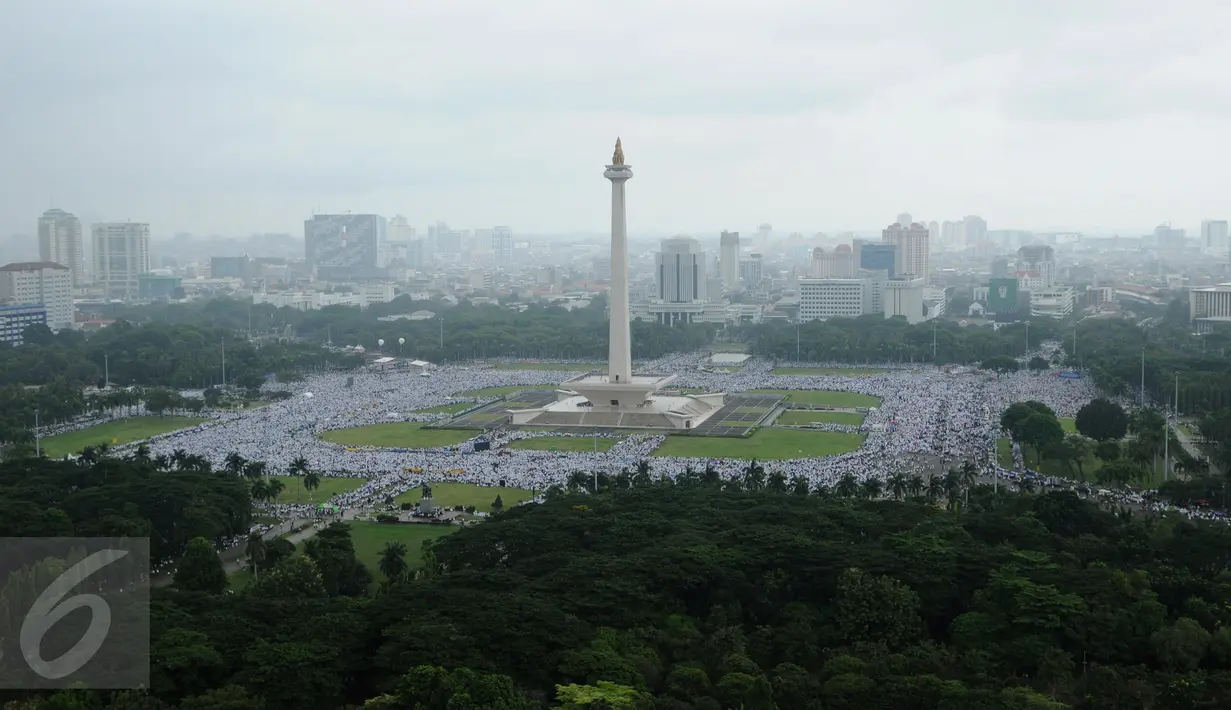 Pemandangan ribuan massa aksi damai 2 Desember yang bersiap melaksanakan ibadah salat Jumat di kawasan Monas, Jakarta, Jumat (2/12). Para peserta doa bersama tetap melaksanakan ibadah Salat Jumat meskipun kondisi cuaca hujan. (Liputan6.com/Gempur M Surya)