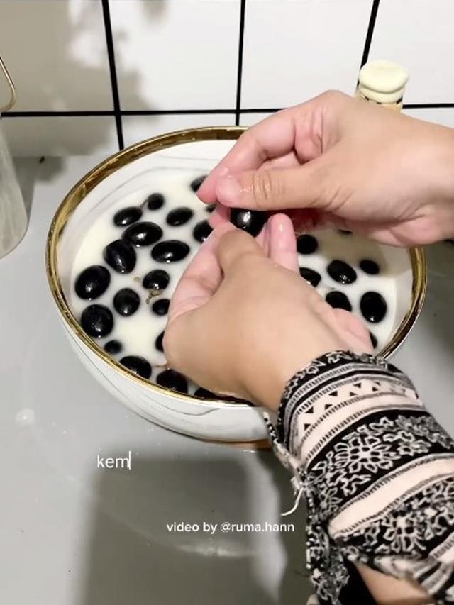 Modal 2 Bahan Dapur, Ini Trik Bersihkan Pestiisda pada Anggur Tanpa Soda Kue