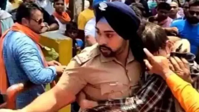 Polisi India, Gagandeep Singh menyelamatkan seorang pemuda muslim dari amuk massa.