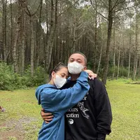 Begini penampilan serasi Adhisty Zara dan Kakang yang kompak kenakan hoodie saat berlibur bersama. (Instagram/zaraadhsty).