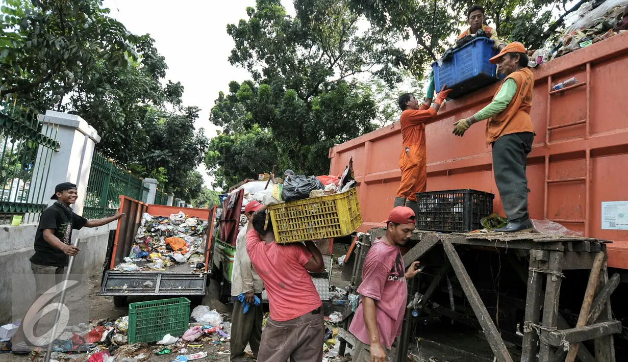 Pekerja memindahkan sampah ke truk pengangkut di Transit Pembuangan Sampah, Lenteng Agung, Jakarta, Senin (11/7). Pasca libur Lebaran, volume sampah di Kecamatan Jagakarsa  mencapai 200 ton. (Liputan6.com/Yoppy Renato)