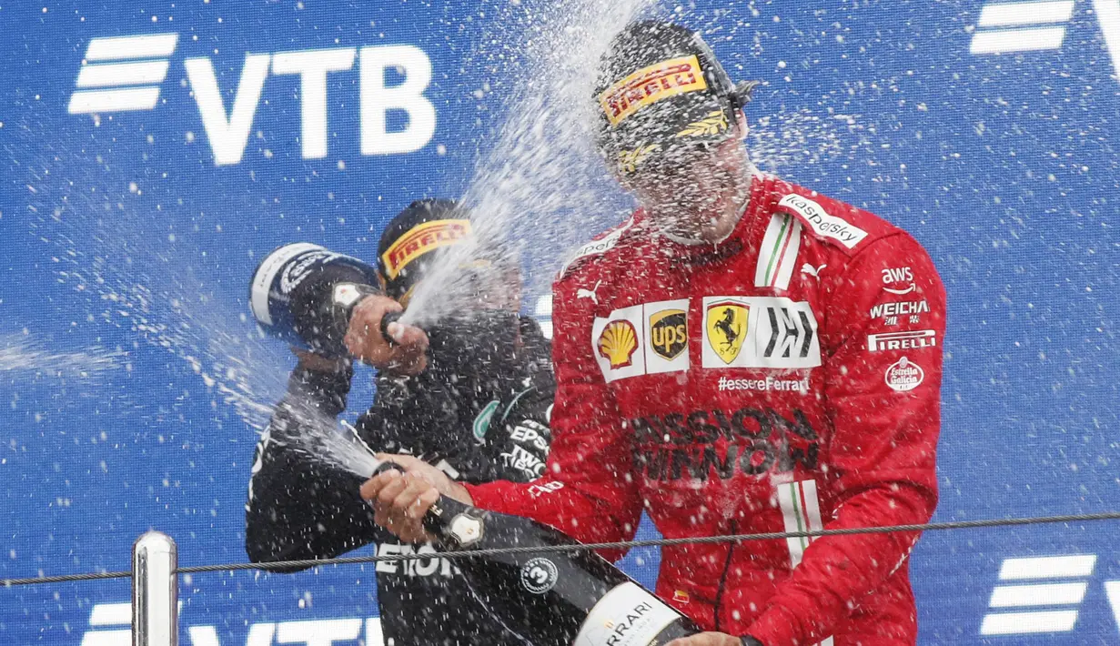 Kemenangan ini mengantarkan pria berkebangsaan Inggris itu menjadi pembalap F1 pertama yang berhasil mengukir kemenangan ke-100. (AFP/Yuri Kochetkov)