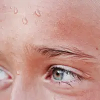 Ilustrasi keringat dan bau badan. Photo by Hans Reniers on Unsplash