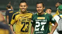 Wahyu Subo Seto (kanan) berpeluang menyusul sang kakak, Fandi Eko Utomo, untuk memperkuat Persebaya Surabaya. (Bola.com/Aditya Wany)