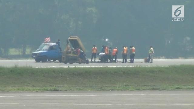 Landasan Bandar Udara Halim Perdanakusuma Jakarta terkelupas. Akibatnya, bandara tersebut ditutup selama tiga jam.