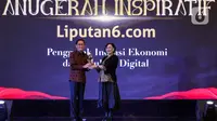 Pimpinan Redaksi Liputan6.com Elin Yunita (kanan) memberikan plakat kepada Direktur Utama BPD Bali,  I Nyoman Sudharma (kiri) saat acara Anugerah Inspiratif Liputan6.com di hotel Shangri La, Jakarta, Rabu (31/7/2024).  I Nyoman Sudharma menerima penghargaan Penggerak Inovasi Ekonomi dan Edukasi Digital. (Liputan6.com/Herman Zakharia)