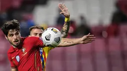 Penyerang timnas Portugal, Pedro Neto (kiri) bersaing dengan bek timnas Andorra, Jordi Rubio dalam pertandingan uji coba internasional di Estadio da Luz, Kamis (12/11/2020) dini hari WIB. Portugal menang 7-0 atas tamunya, Andorra. (PATRICIA DE MELO MOREIRA / AFP)