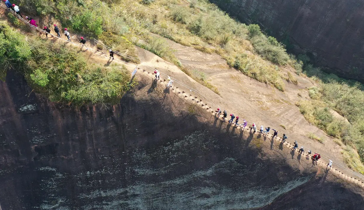 Foto dari udara menunjukkan wisawatan tengah mendaki bukit di taman olahraga luar ruangan di wilayah Cili, Kota Zhangjiajie, Provinsi Hunan, China tengah (14/11/2020). Olahraga luar ruangan pada awal musim dingin menarik banyak pengunjung ke wilayah tersebut. (Xinhua/Wu Yongbing)