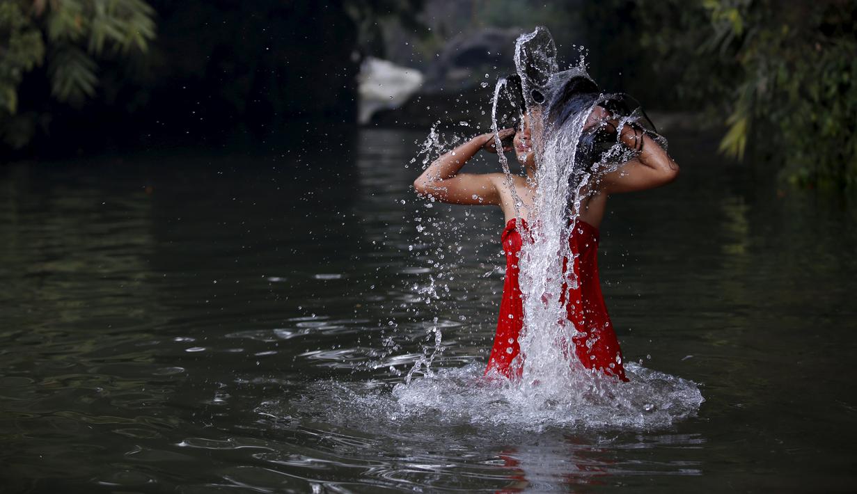 Mengintip Ritual Wanita Hindu Nepal Mandi Suci di Sungai ...