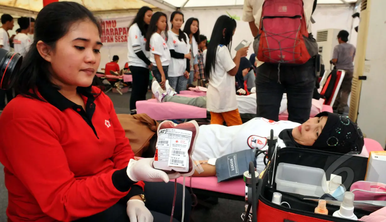 Petugas mengambil darah pendonor saat acara Donor Darah Taruna Merah Putih di Bundaran HI, Jakarta, Minggu (29/3/2015). Acara donor darah diadakan serentak di 25 kota di tanah air bertujuan membudayakan aksi donor darah. (Liputan6.com/Panji Diksana)