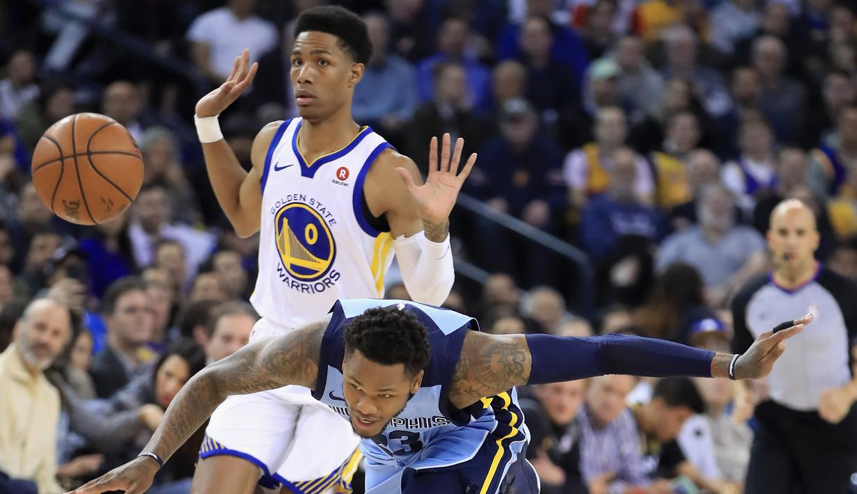 Duel pemain Memphis Grizzlies, Ben McLemore (kanan) dan pemain Warriors, Patrick McCaw #0 pada laga NBA basketball games di ORACLE Arena, Oakland (20/12/2017). Warriors menang 97-84.   (Ezra Shaw/Getty Images/AFP)
