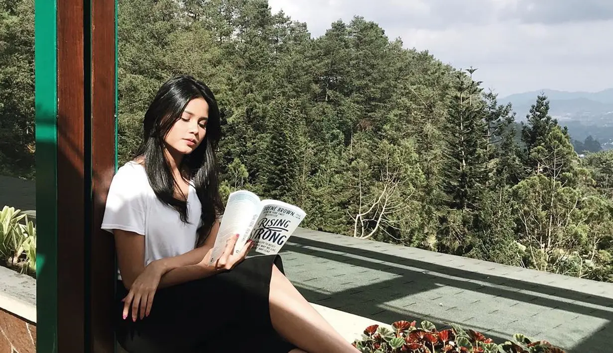 Pemeran Aqila di sinetron Love In Paris ini kerap menikmati waktu membaca buku di berbagai tempat. Tempat yang sejuk dan memiliki pemandangan yang indah biasanya dipilih oleh Yunita Siregar. (Liputan6.com/IG/@yunitasiregar)