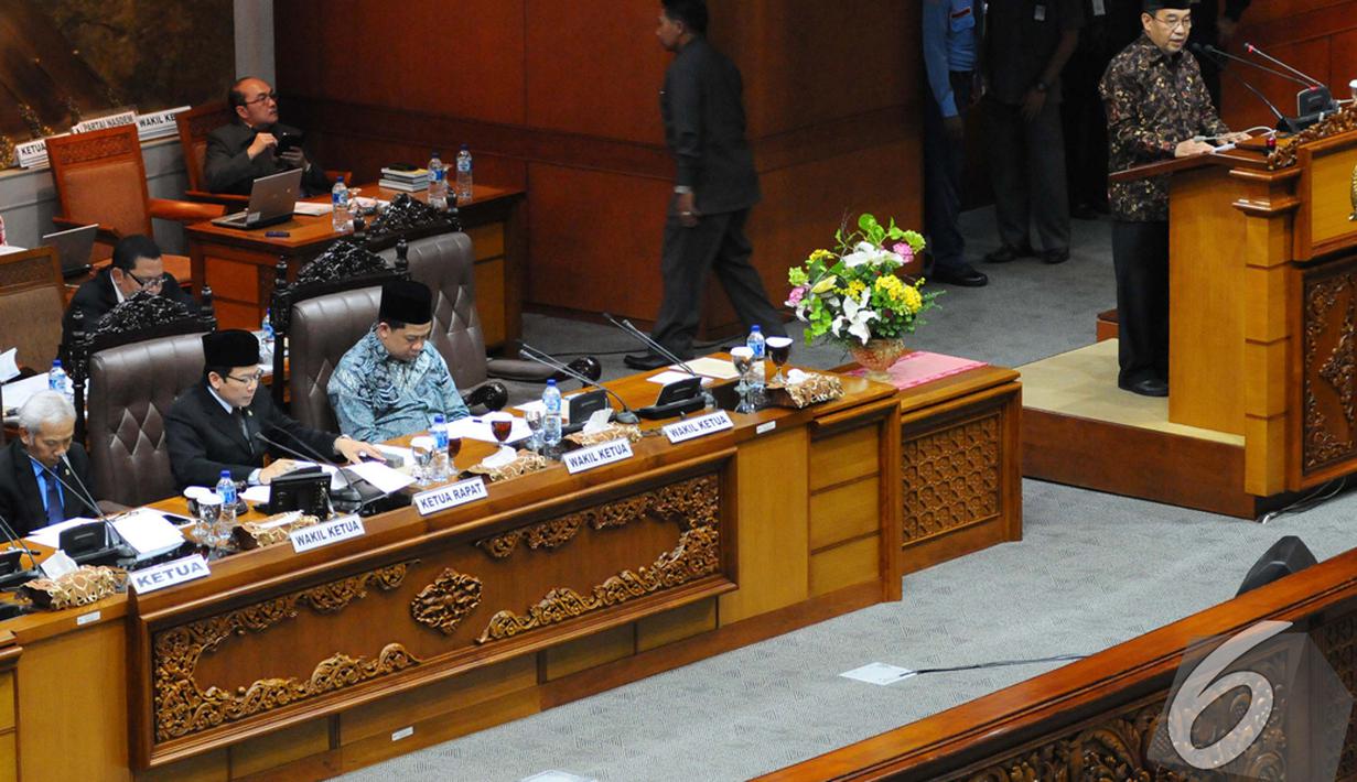 Ketua Badan Pemeriksa Keuangan (BPK) Harry Azhar Aziz (kanan) menyampaikan laporan dalam Rapat Paripurna DPR, Jakarta, Selasa (2/12/2014). (Liputan6.com/Andrian M Tunay)