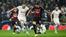 Pemain Tottenham Hotspur, Harry Kane (kiri) menggiring bola dibayangi pemain AC Milan, Rade Krunic pada laga leg kedua 16 besar Liga Champions 2022/2023 yang berlangsung di Tottenham Hotspur Stadium, London, Kamis (09/03/2023) WIB. Rossoneri berhasil melaju ke babak perempat final setelah unggul dengan agregat 1-0. (AFP/Justin Tallis)