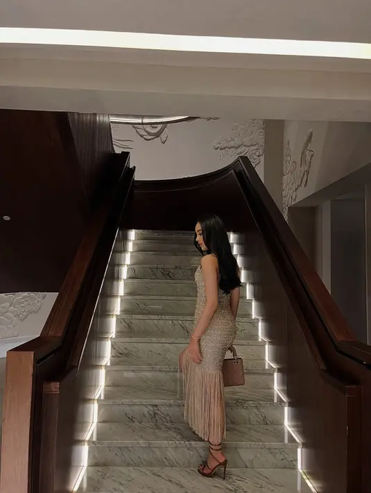 Perpaduan warna hitam dan emas menjadi kombinasi sempurna yang menonjolkan keserasian mereka sebagai pasangan. Outfit mereka mencerminkan kemewahan dan keanggunan. [@lyodraofficial/@randymartinnn].