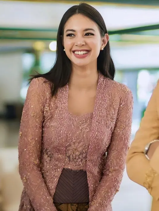 Aurelie Moeremans pamer senyum cantik saat mengenakan kebaya pink. [Foto: Instagram/svarna_byikatindonesia]