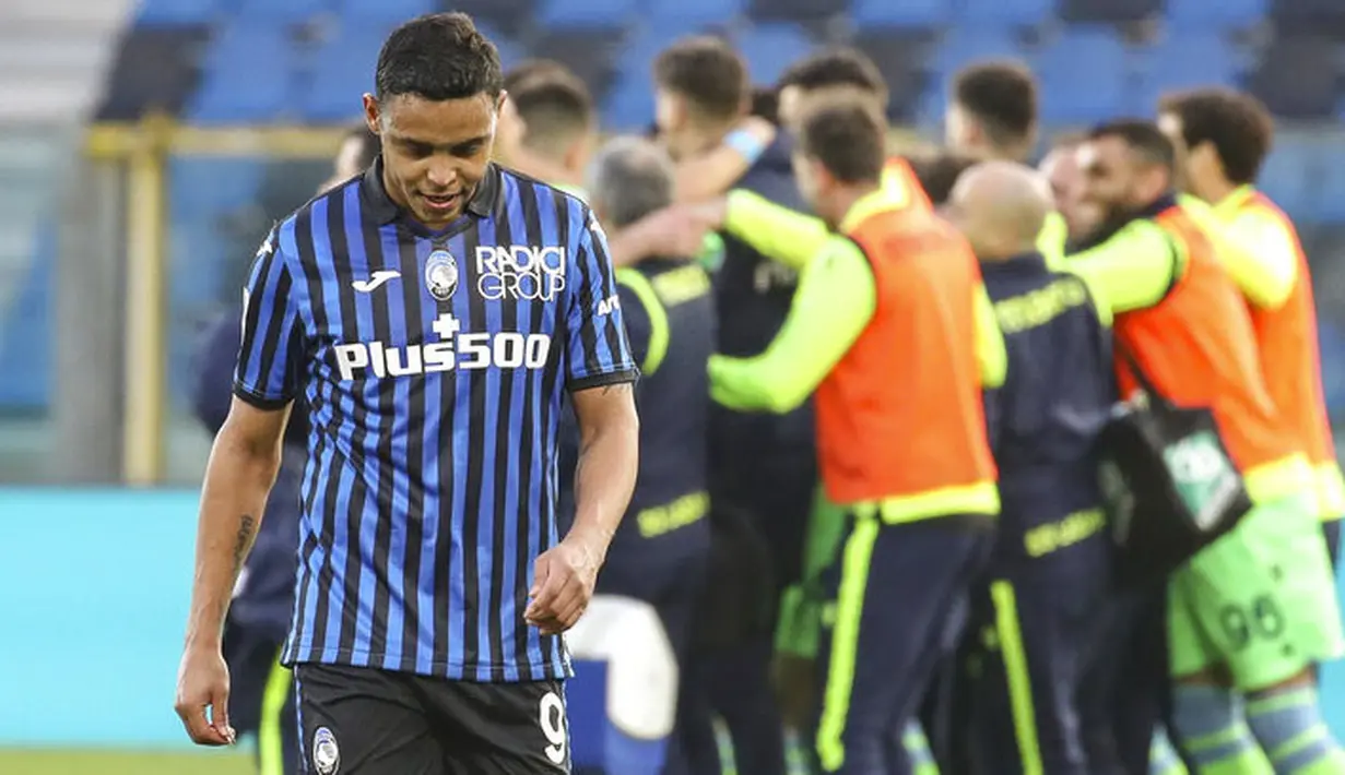 Penyerang Atalanta, Luis Muriel, tertunduk lesu usai ditaklukkan Lazio pada laga Liga Italia di Stadion Gewiss, Minggu (31/1/2021). Lazio menang dengan skor 3-1. (Stefano Nicoli/LaPresse via AP)