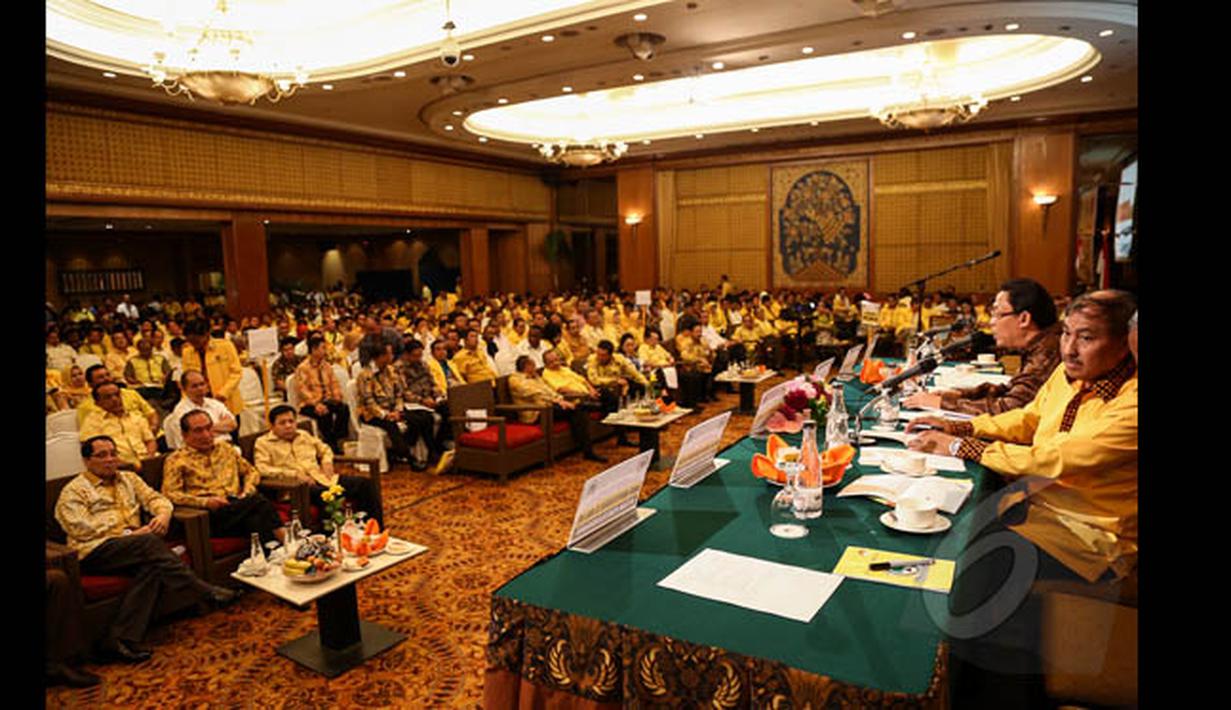 Fraksi Partai Golkar DPR RI menggelar rapat dengar pendapat  dengan pimpinan daerah Gubernur, Bupati dan Walikota dari Partai Golkar se-Indonesia di Jakarta, Minggu (25/1/2015). (Liputan6.com/Faizal Fanani)