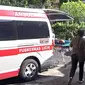 Wisatawan asal Jakarta kBudi Juliswanto (64) ketika dievakuasi ke puskesmas Licin dari Gunung Ijen (Istimewa)