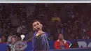 Pebulu Tangkis tunggal putra Indonesia, Tommy Sugiarto mengembalikan kok ke arah Marc Zwiebler di putaran kedua BCA Indonesia Open Superseries Premier 2015 di Jakarta, Rabu (4/6/2015). Tommy kalah 16-21, 22-20, 21-19. (Liputan6.com/Herman Zakharia)