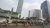 Pebalap sepeda melewati bundaran HI selama  even Tour de Jakarta 2016, Sabtu (30/7). Tour de Jakarta merupakan balapan di tengah kota dengan jarak tempuh 175,5 km yang terbagi dalam 13 putaran. (Liputan6.com/Immanuel Antonius)