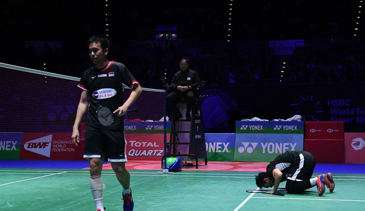 Selebrasi kemenangan Mohammad Ahsan usai menjuarai All England 2019 yang berlangsung di Arena Birmingham, Minggu (10/3). Di final Hendra/Ahsan menang 11-21, 21-14, 21-12 atas Aaron Chia/Soh Wooi Yik. (AFP/Oli Scarff)