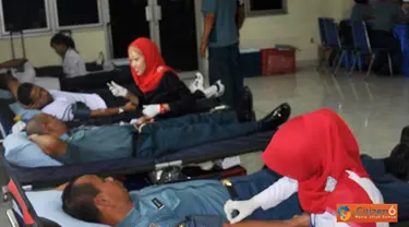 Citizen6, Jakarta: Diskes kolinlamil bekerjasama dengan PMI mengadakan kegiatan donor darah, diikuti oleh segenap Prajurit Kolinlamil di Gedung Laut Natuna, Mako Kolinlamil, Tanjung priok, Jakarta Utara, Selasa (30/10). (Pengirim: Dispenkolinlamil).