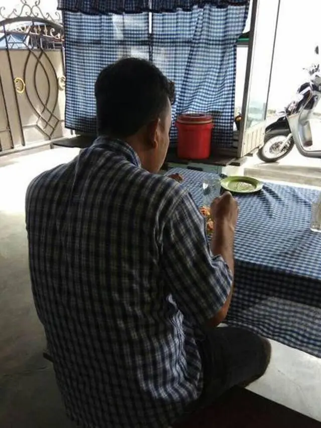 6 Potret Motif Baju Sama Dengan Taplak Meja Ini Bikin Senyum