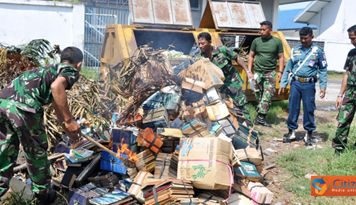 Citizen6, Surabaya: Penyiangan tersebut di lakukan karena bahan telah rusak berat dan tak mungkin diperbaiki, selain itu, penyiangan dapat mengurangi kepadatan koleksi. (Pengirim: Penkobangdikal)
