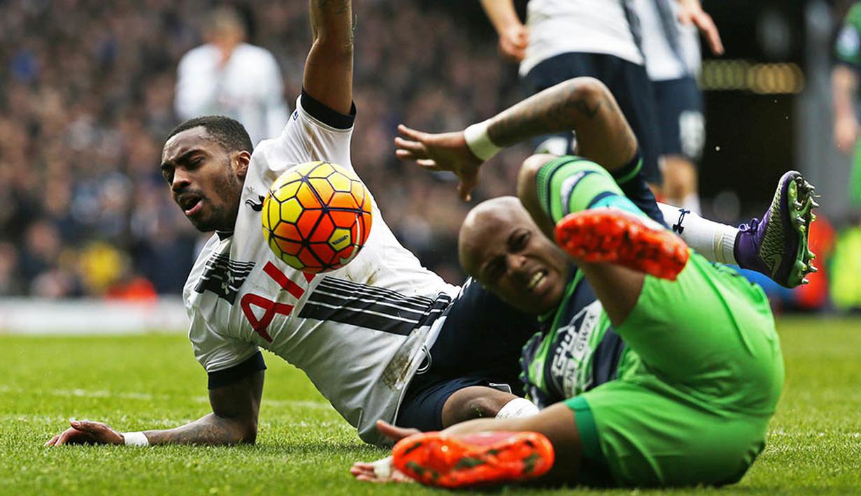 Bek sayap Tottenham, Danny Rose, terjatuh berebut bola dengan penyerang Swansea, Andre Ayew. Pada laga itu wasit mengeluarkan lima kartu kuning. (Reuters/Russell Cheyne)