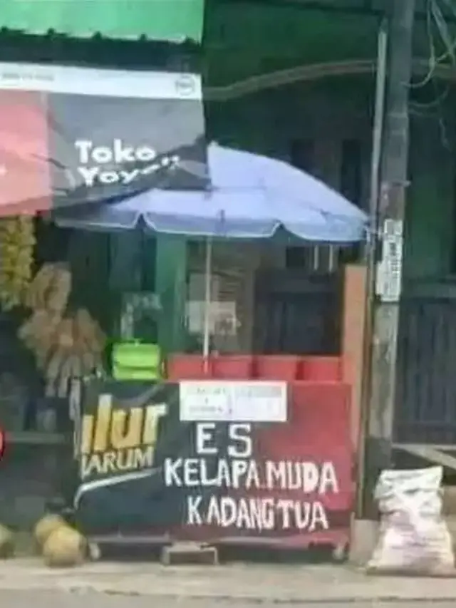 8 Potret Nyeleneh Penjual Es Kelapa Muda yang Bikin Pembeli Salah Fokus