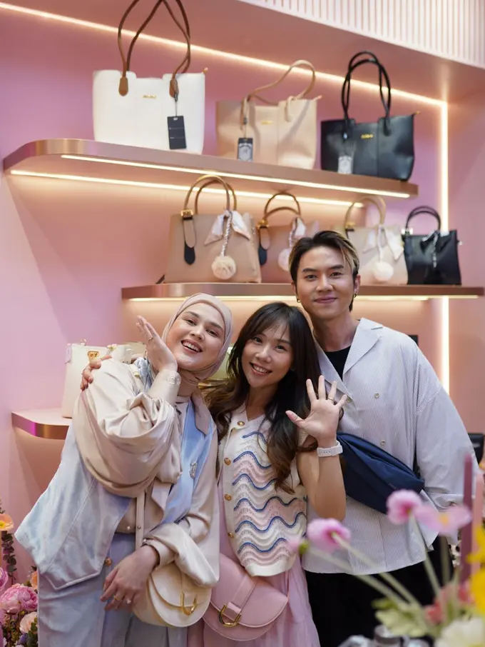 Cut Meyriska dan Eriska Rein hadir di pembukaan outlet cabang brand fashion di Bandung