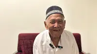 Kakek Juhani saat ditemui di hotelnya di dekat Masjid Nabawi, Madinah. Jemaah haji lansia asal Majalengka ini jadi sorotan setelah videonya minta turun dari pesawat untuk memberi makan ayam viral di media sosial. (FOTO: MCH PPIH ARAB SAUDI 2023)