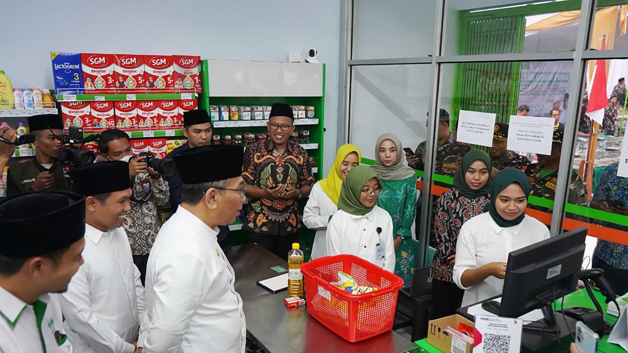 Ketua  Pengurus Besar Nahdlatul Ulama KH Yahya Cholil Staquf  meninjau salah satu toko NU di Kabupaten Lumajang (Istimewa)
