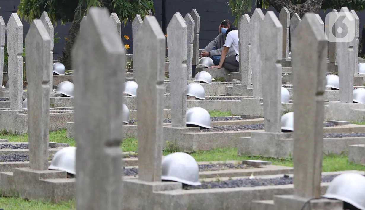 Warga berziarah di Taman Makam Pahlawan (TMP) Kalibata, Jakarta, Rabu (10/11/2021). Ziarah tersebut dilakukan untuk mengingat jasa para pahlawan dan sebagai upaya memperingati Hari Pahlawan yang diperingati setiap tanggal 10 November. (Liputan6.com/Herman Zakharia)