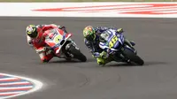 Valentino Rossi: Gaya Membalap Iannone Agresif 
