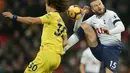 Eric Dier saat berduel dengan David Luiz pada laga lanjutan Premier League yang berlangsung di stadion Wembley, London, Minggu (25/11). Tottenham menang atas 3-1. (AFP/Ian Kington)