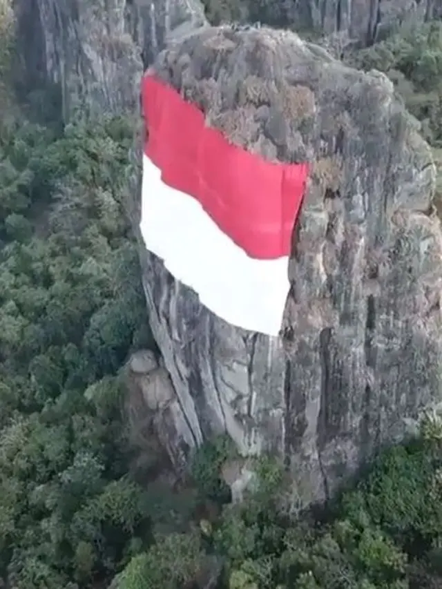 [Bintang] Menyambut HUT RI ke-73, Bendera Merah Putih Raksasa Berkibar di Gunung Api Purba