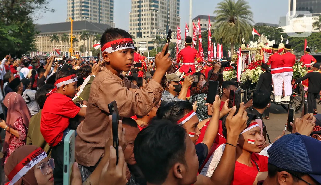 Kirab budaya dimulai dengan Kepala Sekretariat Presiden Heru Budi Hartono mengambil duplikat bendera Merah Putih dan naskah teks proklamasi di ruang Kemerdekaan Monas lalu menyerahkannya kepada petugas pasukan kirab. (Liputan6.com/Angga Yuniar)