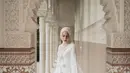 Nina Zatulini berkolaborasi dengan brand Atvezzo meluncurkan koleksi Raya. Ia mengenakan dress putih ruffle dengan belt. [@ninazatulini22]