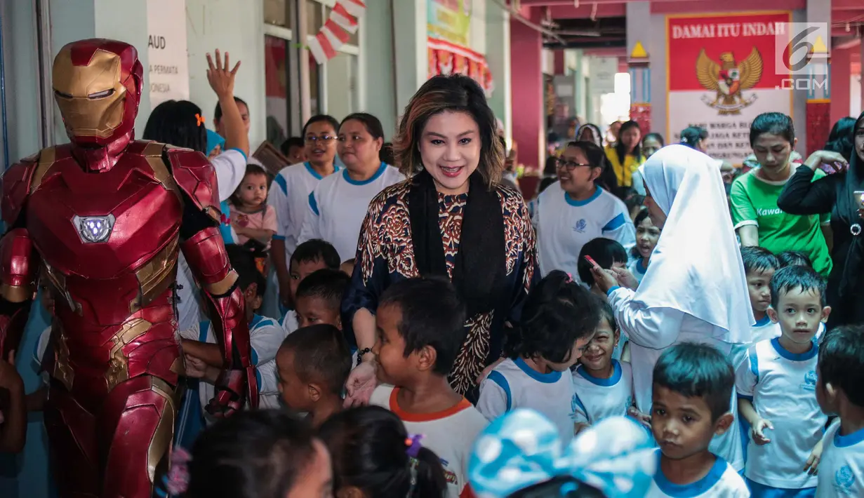Pendiri Yayasan Pansophia Nusantara, Millie Lukito menyapa anak-anak Pendidikan anak usia dini (PAUD) Cahaya Permata Indonesia (CPI) di Rusunawa Marunda, Jakarta Utara, Jumat (30/11). (Liputan6.com/Faizal Fanani)