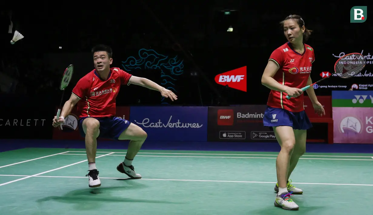 Pebulu tangkis ganda campuran China, Zheng Si Wei/Huang Ya Qiong saat bertanding melawan pebulu tangkis ganda campuran Jepang, Yuta Watanabe/Arisa Higashino pada babak final Indonesia Open 2022 di Istora Senayan, Jakarta, Minggu (19/06/2022). (Bola.com/Bagaskara Lazuardi)
