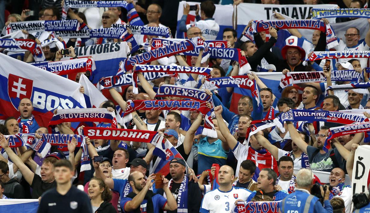 Aksi suporter Slovakia Slovakia saat mendukung timnya melawan Inggris pada laga grup F kualifikasi Piala Dunia 2018 di Wembley stadium, London, (4/9/2017). Inggris menang 2-1. (AP/Michael Sohn)