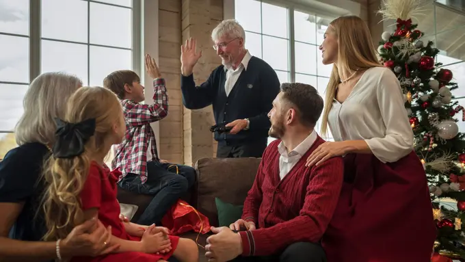 Mengenal Ritual Family High-Five Circle dan Manfaatnya untuk Kedekatan Emosi Keluarga